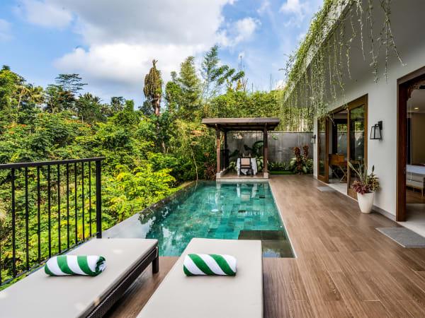 Pala Ubud - Villa Catur - Relaxing pool deck by the riverside